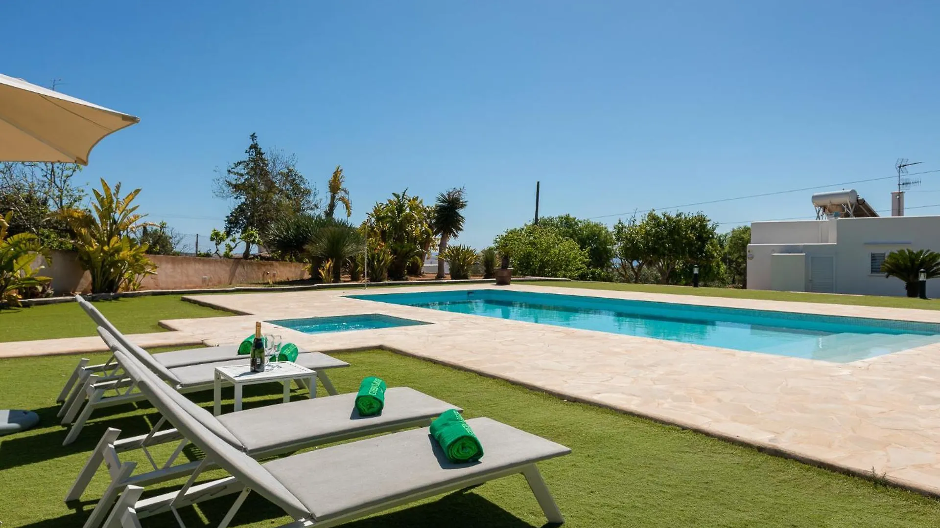 הקונטקטים של Villa Can Blai